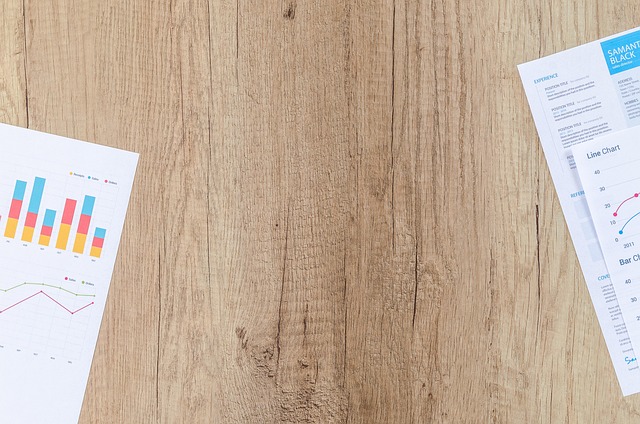 Detailed investment fact sheet with fundamental data, peer comparison chart, and analyst ratings on Astrais platform